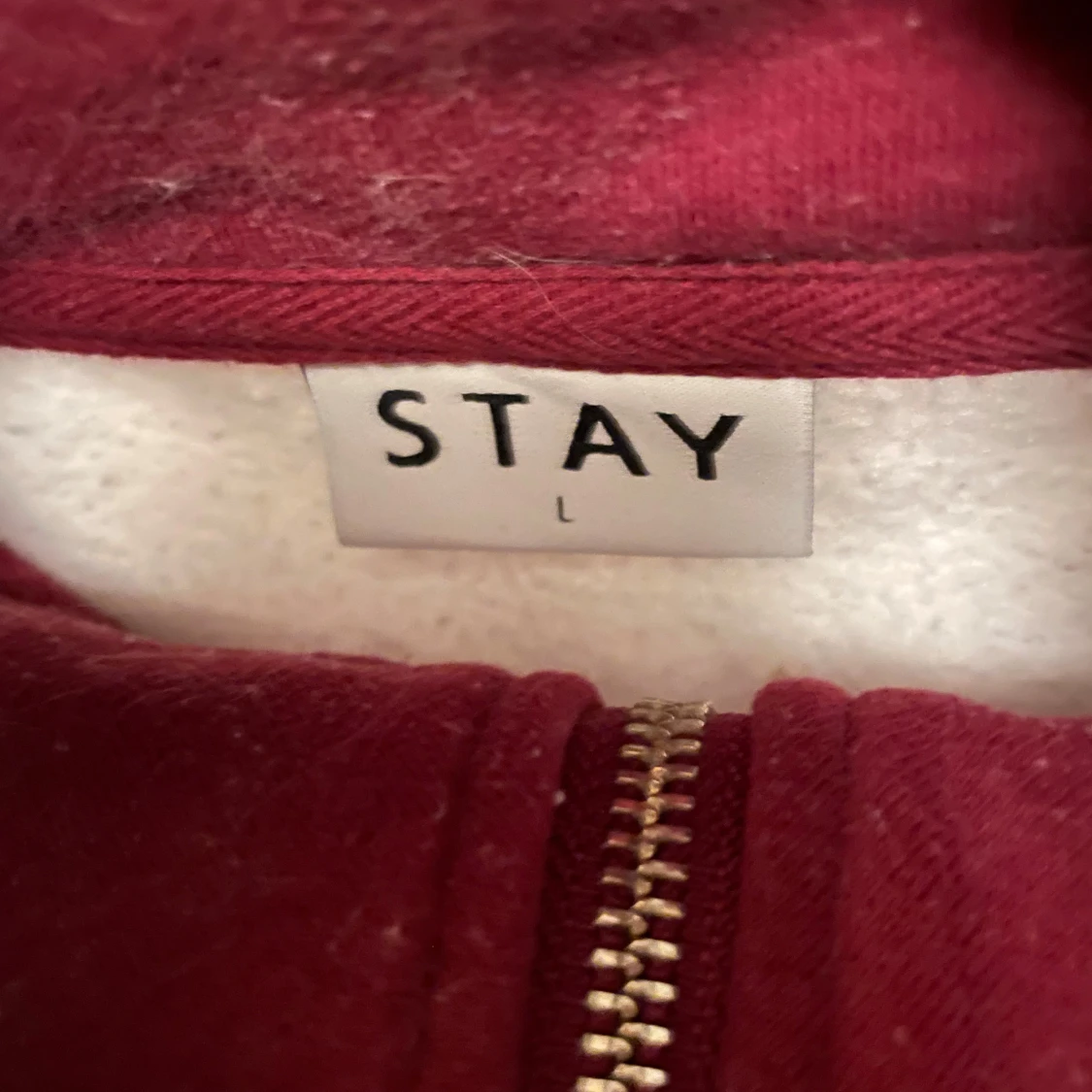 Vit sweatshirt med röd text från STAY - 1