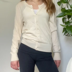 Beige kofta - Superfin beige / krämvit stickad tunn kofta från märket ICONA. Storlek S men lite liten i storleken. Jag brukar vanligtvis ha xs. Säljer för att den inte kommer till användning🩷