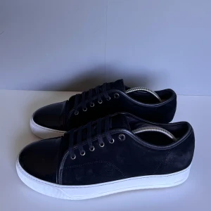 Lanvins  - Säljer ett par snygga lanvins i storlek UK9(EU43) sitter stort, cond 9/10 heeldrag och lite creasing på toecaps men annars väldigt bra skick! Skorna är behandlade med vit skokräm och impregneringsspray. Medkommer endast skor!