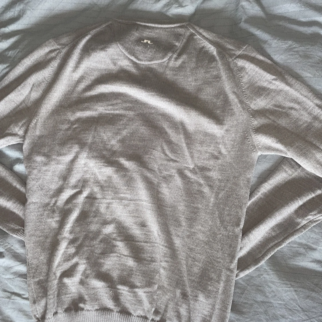 Ljusgrå v-ringad tröja från J.Lindeberg - 2