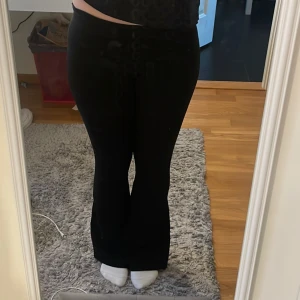 Svarta bootcut leggings - Säljer ett par svarta leggings med bootcut-modell. Mjukt och stretchigt material