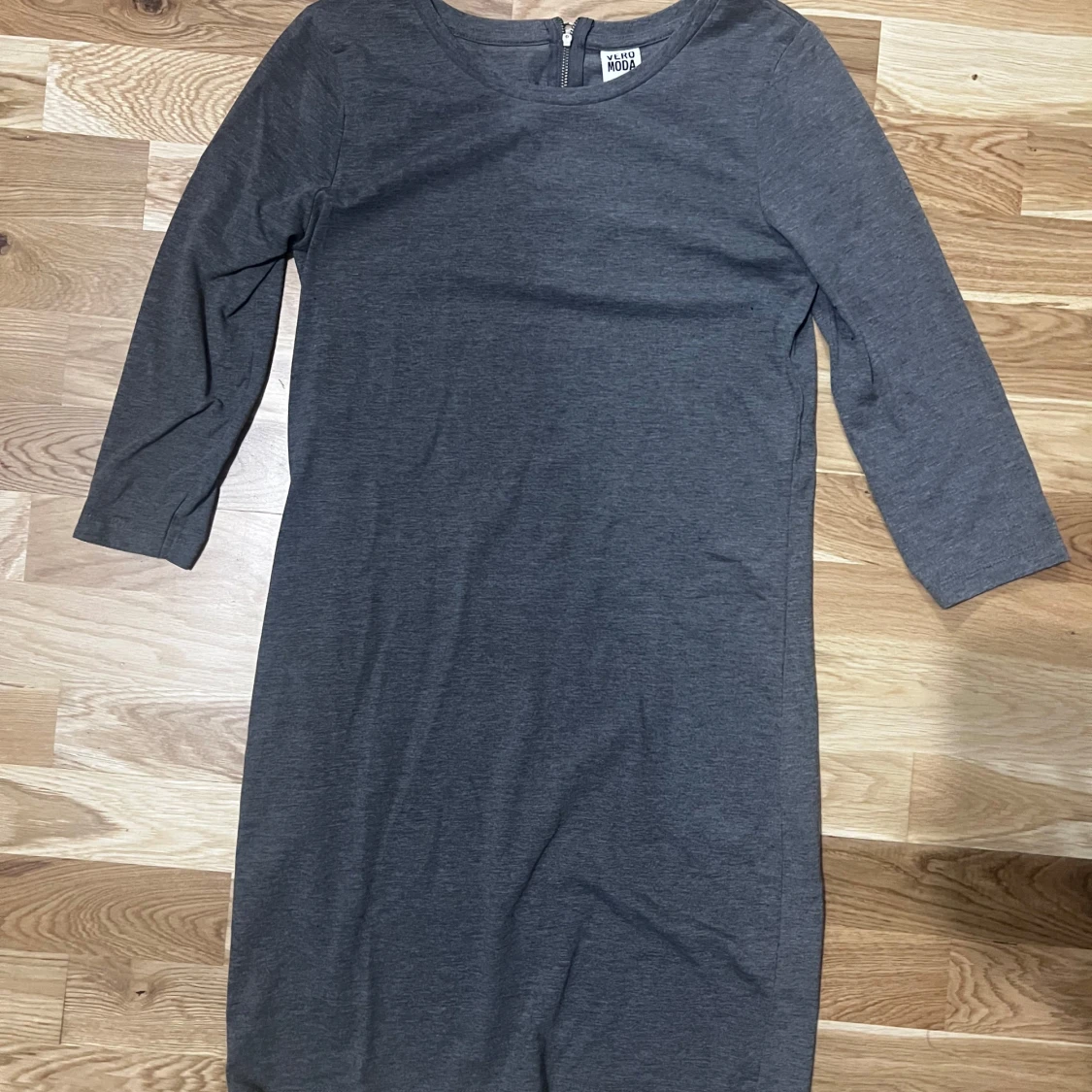 Mörkgrå klänning från Vero Moda