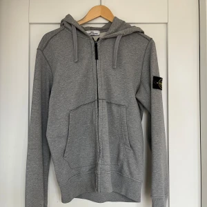 Stone Island Hoodie  - Skit snygg stone Island zip hoodie i grå