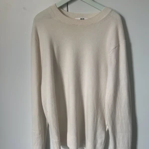 Vit tröja från Uniqlo - Säljer en jättesnygg vit cashmir tröja från uniqlo🤍Tvättas innan den skickas💖