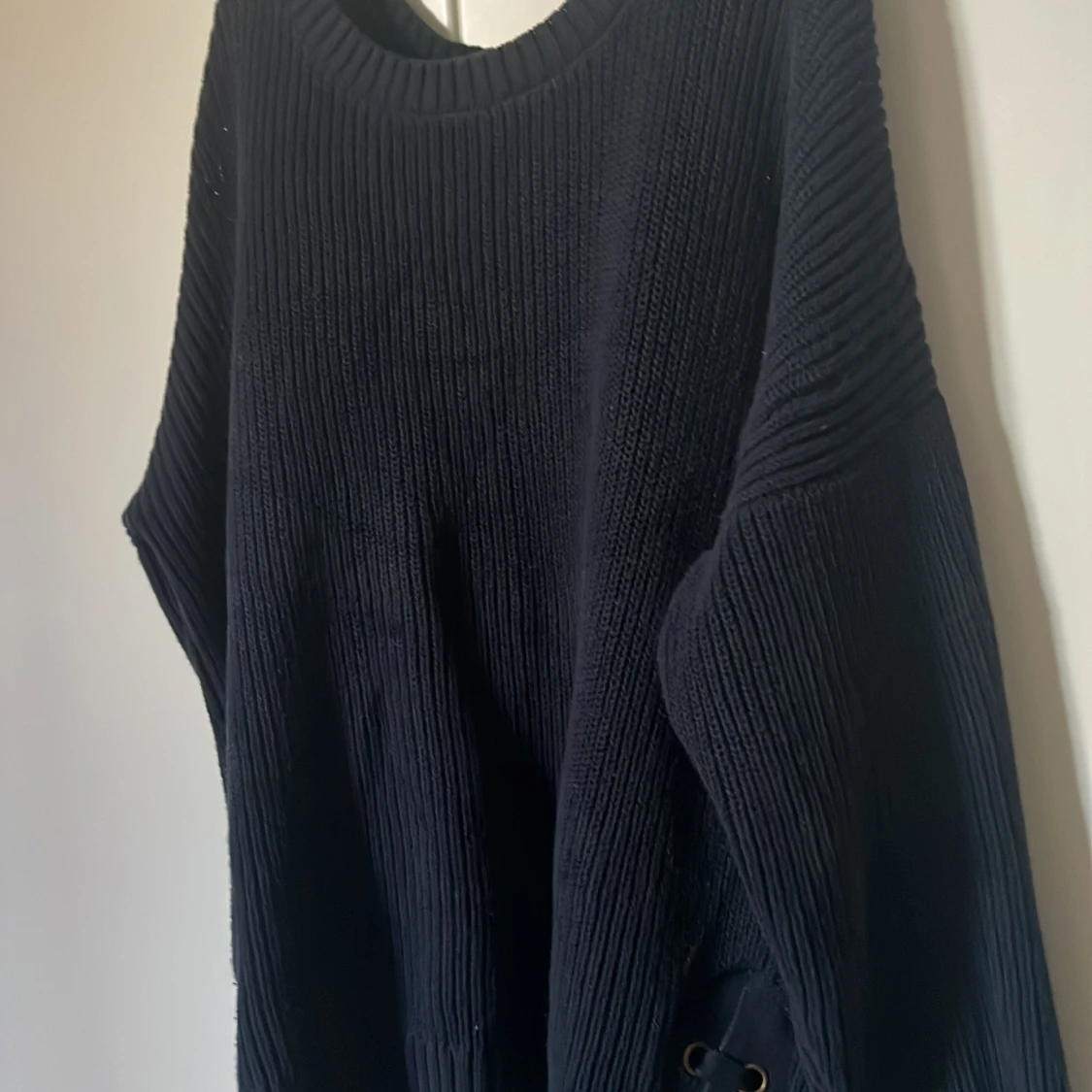 Svart stickad tröja med snörning - 1