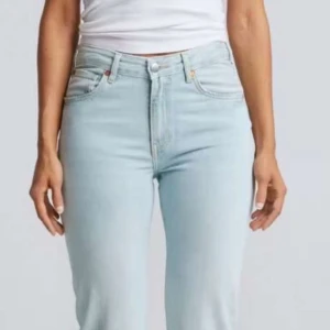 Ljusblå jeans med låg midja - Säljer ett par ljusblå jeans med låg midja och rak passform. De har en klassisk design med fem fickor och bälteshällor. De är som nya ☺️