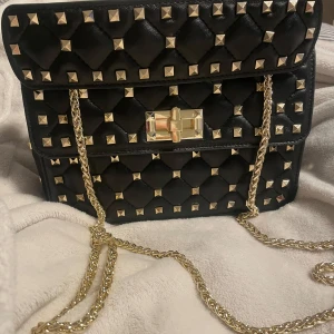 Väska med nitar - Jättefin handväska i mycket bra skick❣️(valentino liknande)