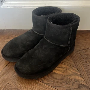 Äkta uggs  - Säljer ett par svarta boots från UGG i mocka. fodrade för extra värme. Perfekta för kyligare dagar. Andvända en säsong. Köpt för ungefär 1500 säljer för 500. Pris kan diskuteras