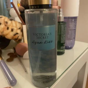 Aqua Kiss  Victoria's Secret - Säljer Aqua Kiss från Victoria Secret. Bilden visar hur mycket det är kvar i flaskan, den luktar väldigt fräscht och gott men kände att lukten inte passade på mig 