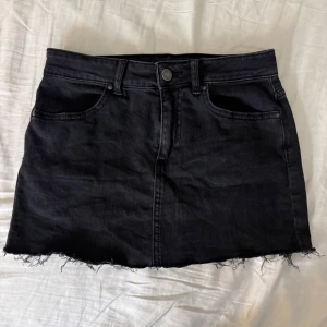 Lågmidjad jeans kjol  - Strl s💕 midjemått rakt över: 35cm längd: 31cm 