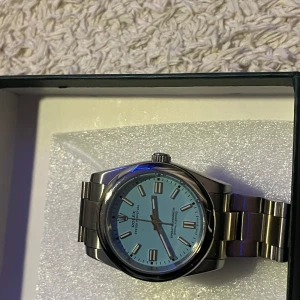 Fin silvrig klocka! - Säljer en fin silver färgad klocka med ljusblå insida perfekt för sommaren!🤩