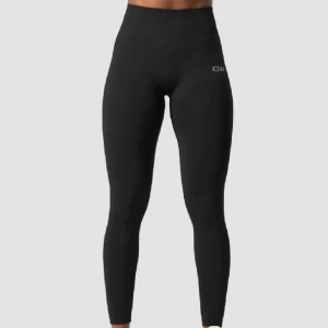 Svarta leggings från ICANIWILL - Snygga svarta leggings från ICANIWILL med hög midja och ribbad design. Perfekta för träning med en tight passform som ger bra stöd. Diskret logga på höften. Knappt använda