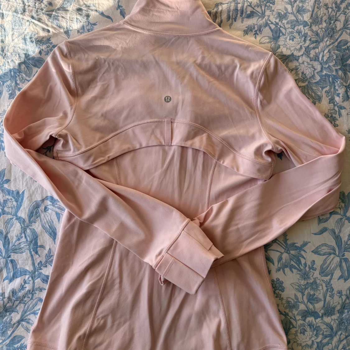 Ljusrosa jacka från Lululemon - 1