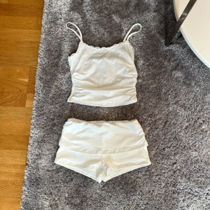 Vitt linne och shorts set - Säljer en söt vit pyjamas uppsättning som är helt ny och oandvänd då jag råkade beställa fel. Skönt material och justerbara band