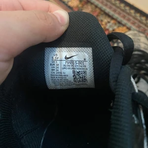 Nike tns 1 - Säljer ett par Nike Air Max Plus Tn 1 i storlek 38, vit med orange detaljer. Skorna är i mycket bra skick, utan märken eller skav. Äkta vara. Perfekta för vardag och streetwear. Finns i Göteborg, kan mötas upp eller skickas. Hör av dig vid intresse!