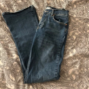 Blå jeans  - Blå jeans från GinaTricot, väldigt sköna och strechiga, low waist/ mid waist, använda så de är lite slitna längs fot sömmarna men inget man tänker på när de används. Bra skicka annars!