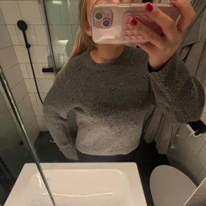Grå stickad tröja med pärlor - Snygg stickad tröja med silvriga pärlor på!🥰🙌