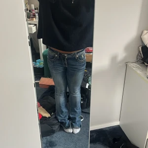Low waist bootcut jeans - Miss me low waist bootcut jeans! Sjukt snygga och populära. Använt några gånger men är i ett väldigt bra skick. 