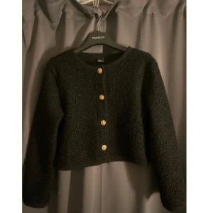 Svart tröja från Gina Tricot - Snygg svart tröja från Gina Tricot med guldknappar i storlek S. Säljs för att den inte kommer till användning. Jätte bra skick, använd ungefär 2 gånger💕💕