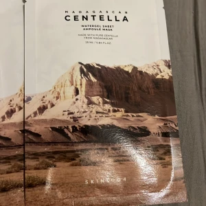 Madagascar Centella Watergel Sheet Ampoule Mask 3st - Upptäck SKIN1004:s Madagascar Centella Watergel Sheet Ampoule Mask, berikad med ren centella från Madagaskar. Varje mask innehåller 25 ml av vårdande essens som återfuktar och lugnar huden. Perfekt för en avkopplande hemmabehandling.