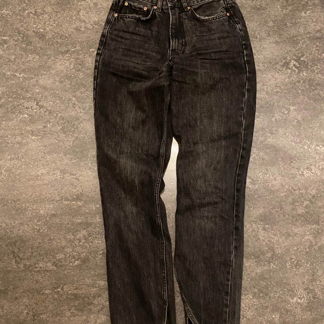 Gina tricot svarta Jeans med slits  - 1