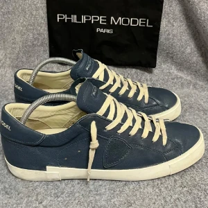 Philippe model skor - Blå Philippe model i ganska bra skick. Storlek 45. Pris går att diskuteras vid snabbt köp.