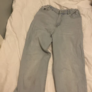 Ljusblå jeans från Lindex - Säljer ett par ljusblå jeans från Lindex. De har en klassisk femficksdesign och en bekväm passform. Perfekta för en avslappnad stil. Säljs för att de inte använd längre.💕