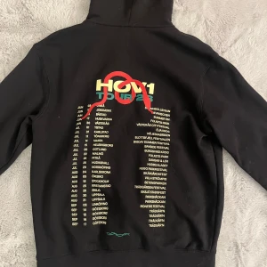 Hov1 merch - Säljer min hov1 hoodie som jag köpte på deras tour 2023! Den är knappt använd och väldigt bra skick! Ganska liten i storleken passar från Xs-M. Köpt för 800 säljer för 399