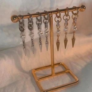 Örhängen  - Fina örhängen väldigt liknande 087 fast i silver. Köp för 129kr/st Eller  229kr/paret. Modell 109 Smyckes ställningen finns även att köpa för 299kr!