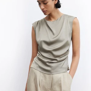 Siden topp - Jätte snygg topp. Aldrig använd och lappen sitter kvar 