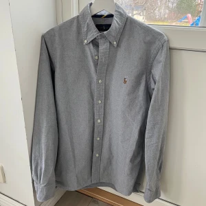 Grå Ralph lauren skjorta  - Snygg grå skjorta från Ralph lauren i storlek S. Perfekt inför sommaren, mycket fint skick 
