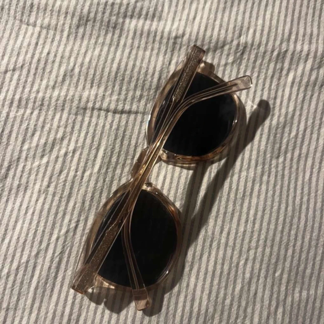 Transparenta solglasögon med svart lins - 1