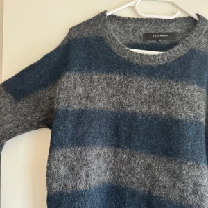 Randig tröja från Graumann - Säljer en mysig randig tröja från Graumann i grått och blått. Vääärldens snyggaste