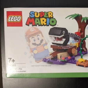 LEGO Super Mario Chain Chomp Jungle Encounter - LEGO Super Mario expansion set med Chain Chomp Jungle Encounter. Setet innehåller en Chain Chomp-figur och en byggbar djungelmiljö med palmer och hinder. Perfekt för att utöka ditt Super Mario-startset och skapa nya äventyr. LEGO Mario-figuren ingår ej.HELT OBRUTEN FÖRPACKNING. Oöppnad förpackning. Aldrig använt Lego.