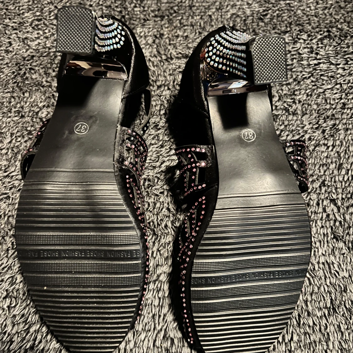 Svarta glittriga sandaler med klack - 4