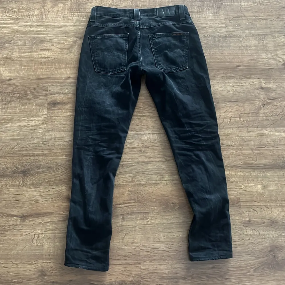 Snygga svarta jeans från Nudie Jeans med en femficksdesign. De har en slimfit passform och är tillverkade i ett slitstarkt material. Perfekta för en stilren look. 9/10 skick, sunt använda och inga slitage!. Farkut & Housut.