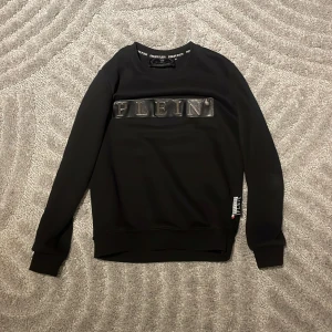 Philipp plein tröja - Säljer en philipp plein tröja, som inte är använd. Säljer den för att den är alldeles för stor för mig. PRIS KAN DISKUTERAS! Tveka inte med att skriva om du har frågor