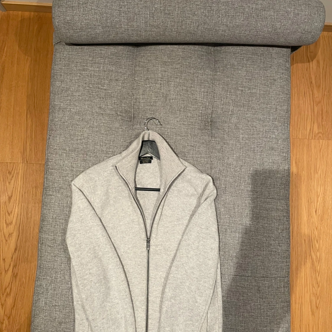 Grå tröja med dragkedja från Massimo Dutti