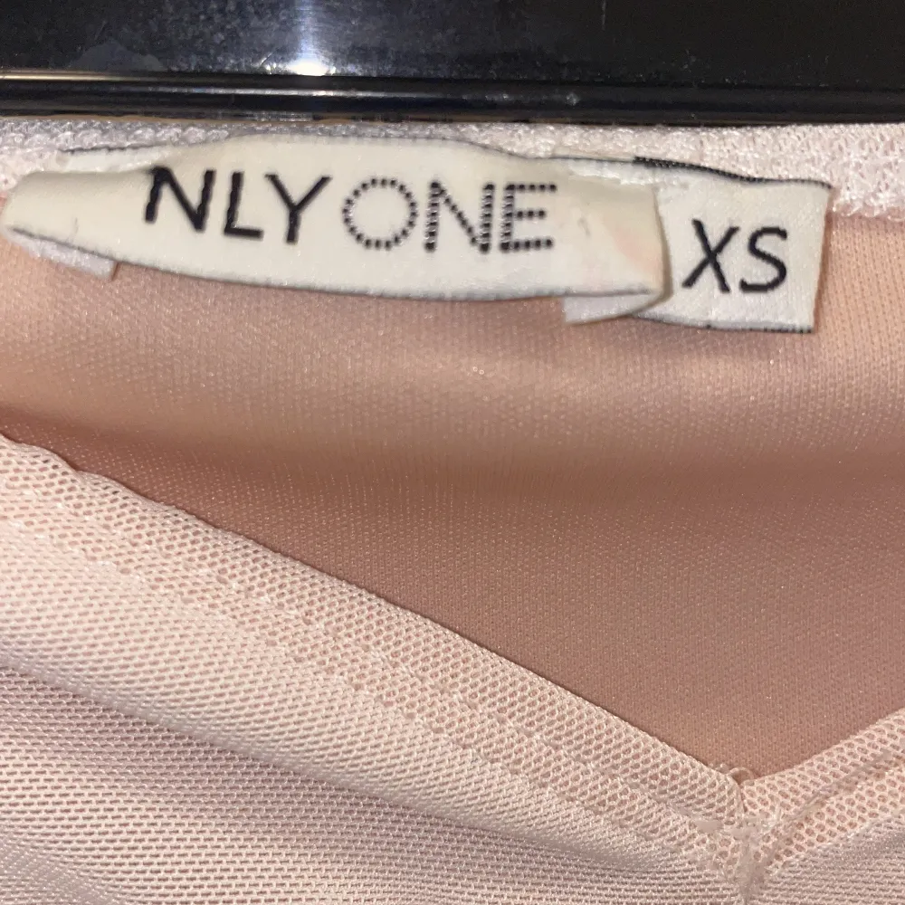 Till er som ska ta studenten, TITTA HIT! Säljer en snygg vit klänning med beige underton från NLY One i storlek XS. Klänningen har långa ärmar och en v-ringad design med rynkdetaljer framtill. Perfekt för en stilren look! Passar även fantastiskt bra som en studentklänning. . Mekot.