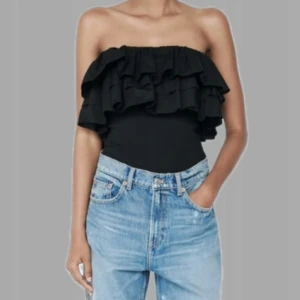 Svart offshoulder body - Snygg svart  body med volangdetaljer upptill. 💘