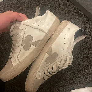 Sneakers från the gallarist  - Snygga vita sneakers med svart häl och grå detaljer på sidan. Skorna har snörning och en stilren design som passar perfekt för en avslappnad look. Helt nya och billiga pris går att diskutera 