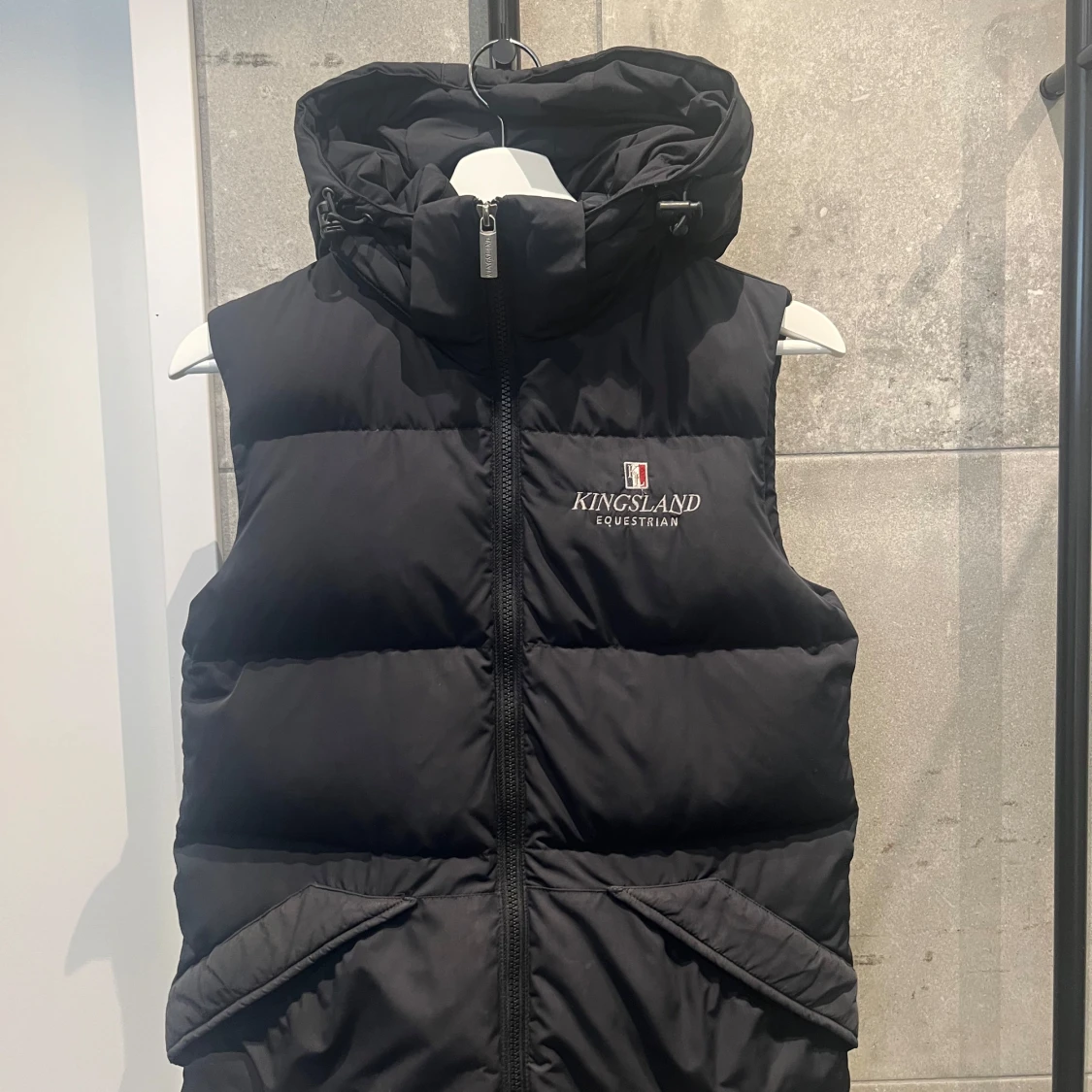 Svart dunväst från Kingsland