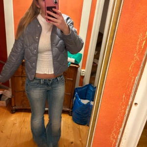 Grå quiltad jacka mango - Intressekoll på denna skitsnygga mango jackan i xs! Den passar mig som har xs/s💕 eftertraktad och kan tänka mig gå ner i pris!! Jag lägger upp mer bilder på måndag (lite osäker på om det är någon fläck men ingenting jag har märkt, men ska kolla på måndag då jag inte är hemma nu☺️)