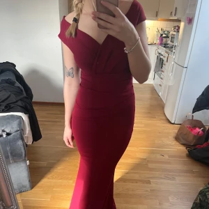  balklänning  - Säljer en balklänning som jag hade förra året så endast använd en gång, står ingen storlek men har s så skulle säga de är s. Den är röd men lite och mor de vinröda hållet. Kostade runt 1000 ny