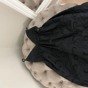 Svart klänning med broderade detaljer - Snygg svart klänning med broderade detaljer och smala axelband som går att justera. Är i storlek S från Zara 