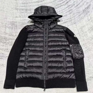 Svart jacka från Moncler - Snygg svart jacka från Moncler med quiltad framsida och stickade ärmar. Jackan har en praktisk huva och dragkedja framtill. Perfekt för kyligare dagar med sin stilrena design och bekväma passform.