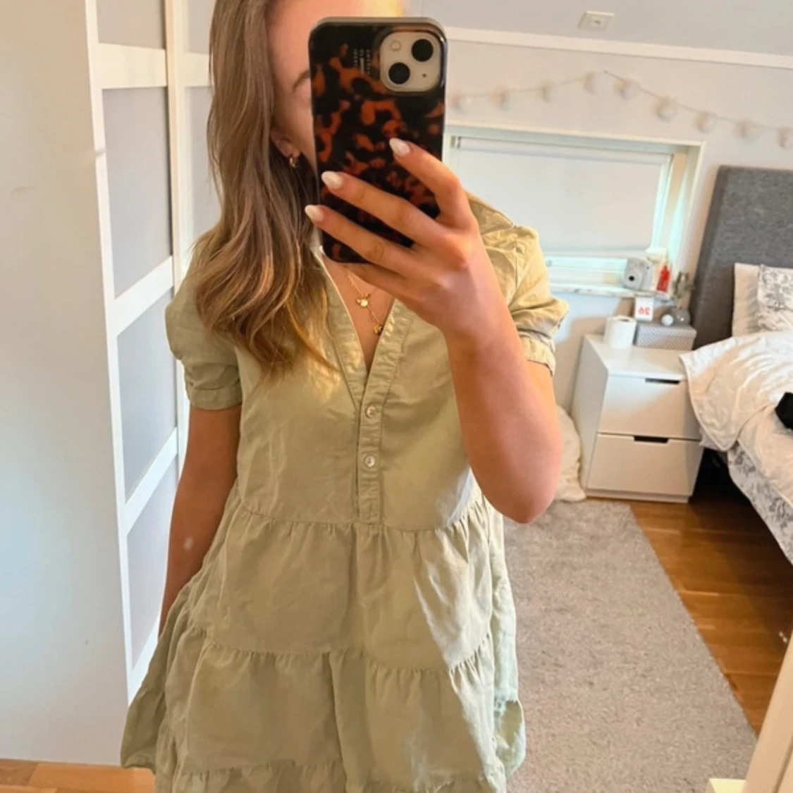 Grön klänning med knappar - 1