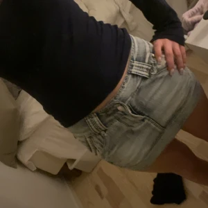 Lågmidjad jeansskjol  - Så snygg jeansskjol!!! Från märket CEO jeans💓Snygga detaljer har 2 knappar där fram. Storlek 32. Säljer då den tyvärr inte kommer till användning. Skriv gärna för fler bilder eller frågor och funderingar!! Köpt från vinted men endast använd fåtal gånger