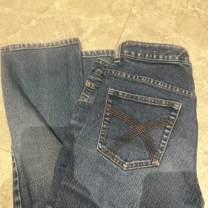 Blåa jeans med detaljer på bakfickorna  - Säljer dessa blåa jeans med fina detaljer på bakfickorna, dem är i väldigt fint skick!💙
