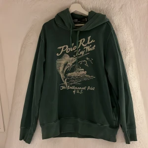 Polo ralph lauren hoodie - Säljer en polo hoodie i storlek large som är i bra skick och inte alls använd mycket. Skriv bara vid funderingar!